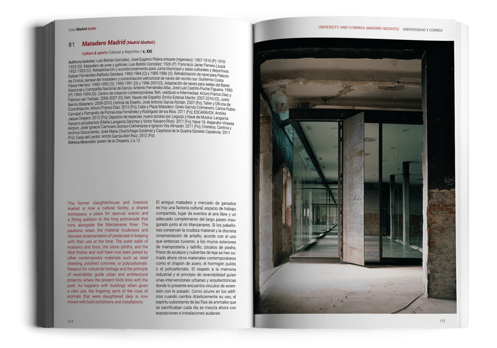 Vista de dos páginas del libro Guía Madrid Guide con la obra Matadero Madrid