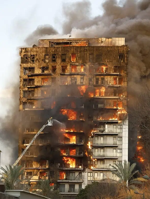 Incendio en la fachada del edificio de Campanar
